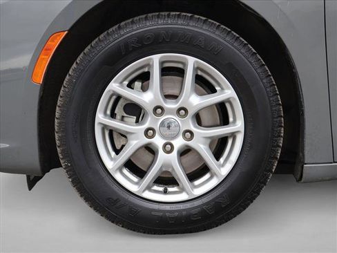 Used 2022 Chrysler Pacifica Touring-L FWD image 27