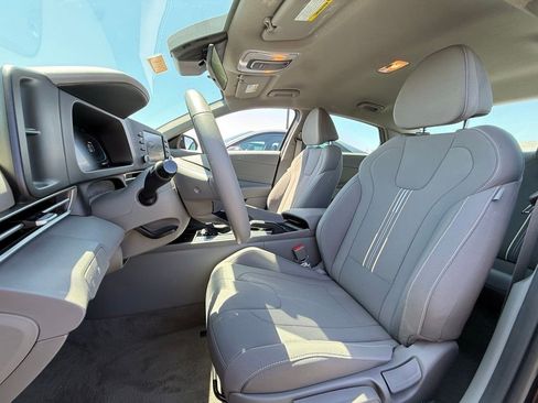 Used 2023 Hyundai Elantra SEL w/ Preferred Accessory Package FWD image 21
