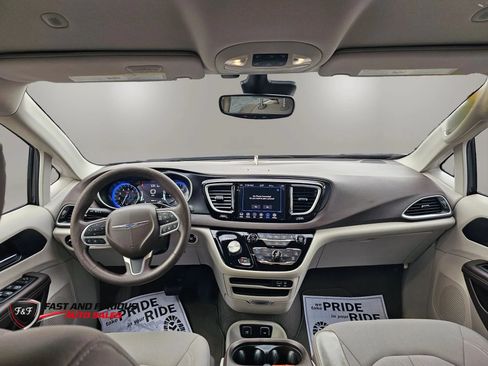 Used 2020 Chrysler Pacifica Touring w/ Advanced Safetytec Group FWD image 17