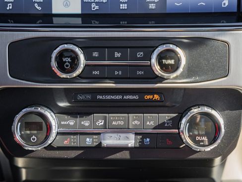 Certified 2022 Ford F450 Platinum w/ FX4 Off-Road Package image 29