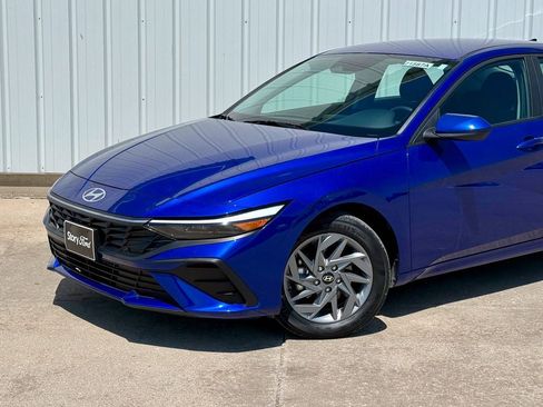 Used 2025 Hyundai Elantra Hybrid FWD image 2