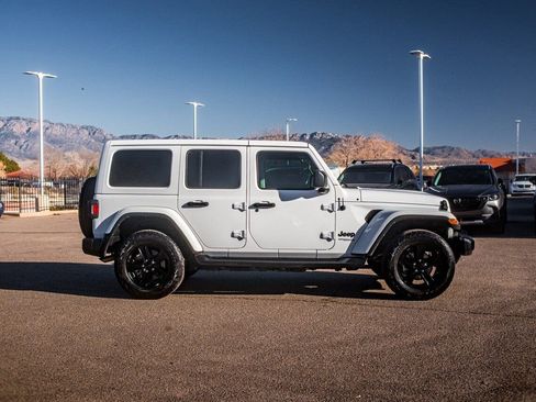 Used 2022 Jeep Wrangler Unlimited Sahara image 8