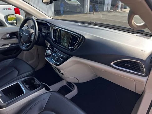 Used 2021 Chrysler Pacifica Touring-L image 29