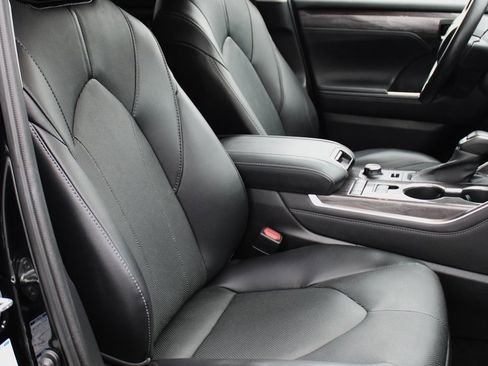 Used 2021 Toyota Highlander Limited image 25