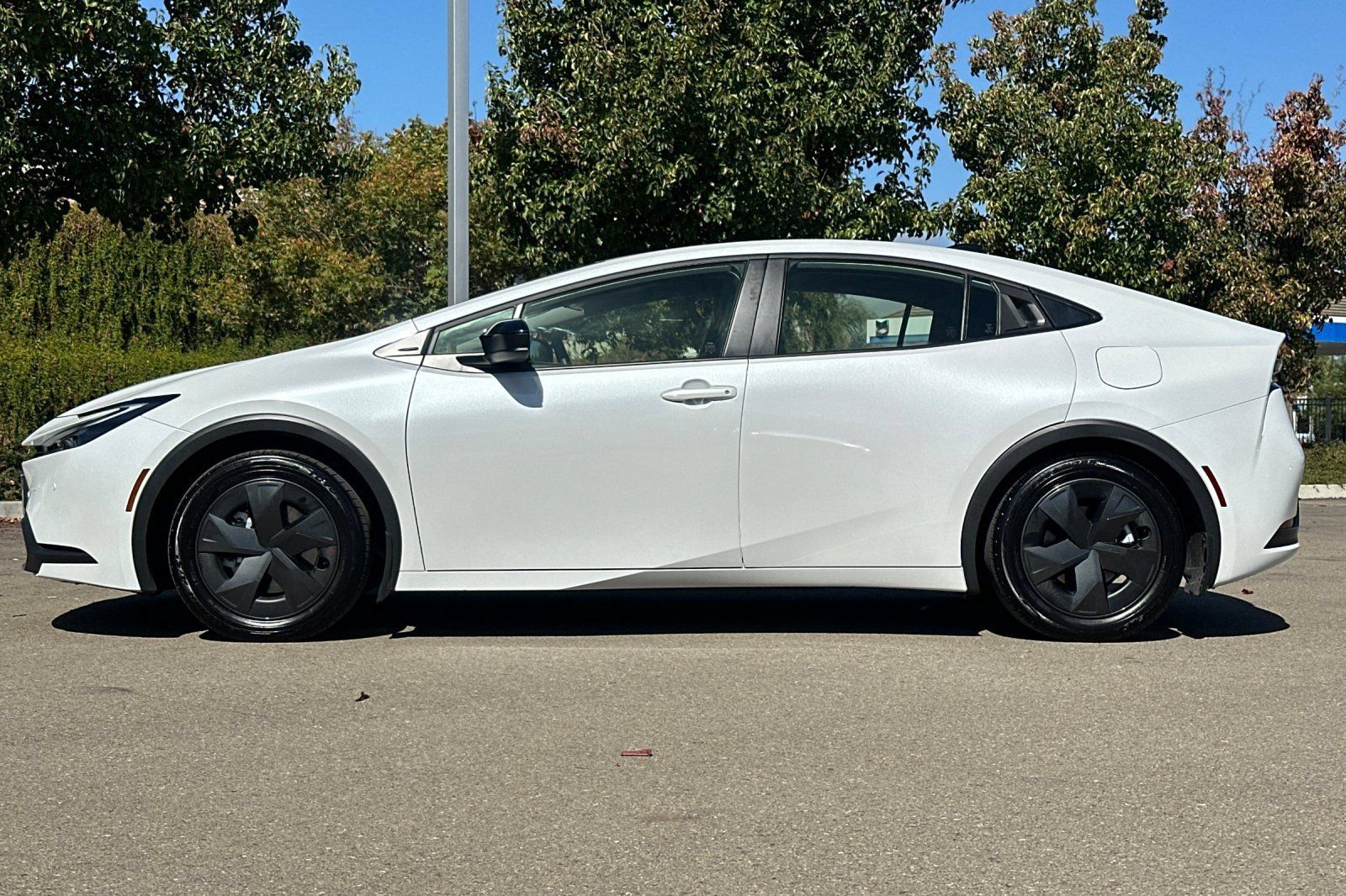 Certified 2026 Toyota Prius Plug-In Hybrid FWD image 8