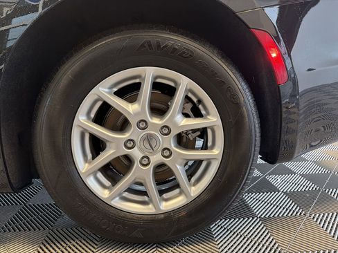 Used 2023 Chrysler Pacifica Touring-L FWD image 8
