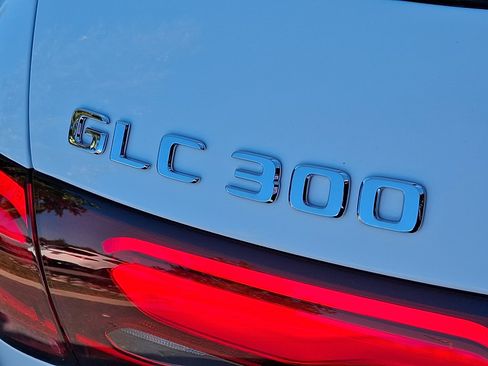 Used 2025 Mercedes-Benz GLC 300 4MATIC image 32