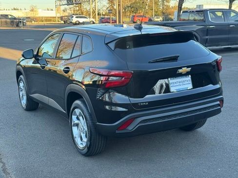 New 2026 Chevrolet Trax LS w/ LS Convenience Package FWD image 5