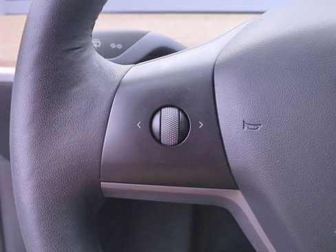 Used 2022 Tesla Model Y Long Range image 20