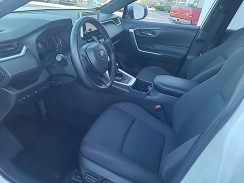 Used 2023 Toyota RAV4 SE image 9