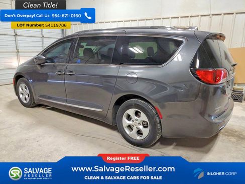 Used 2017 Chrysler Pacifica Touring-L Plus FWD image 3