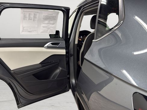 Certified 2025 Volkswagen Taos SE image 31