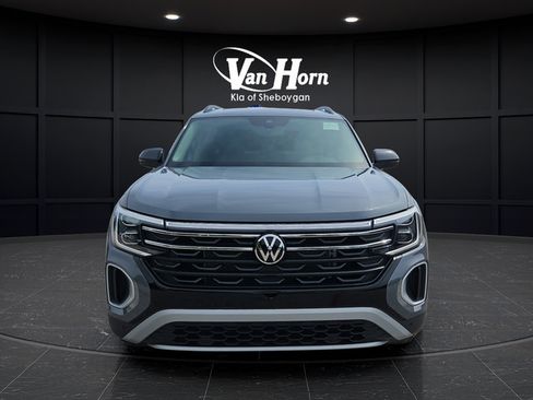 Used 2024 Volkswagen Atlas Peak Edition SE AWD/4WD image 3