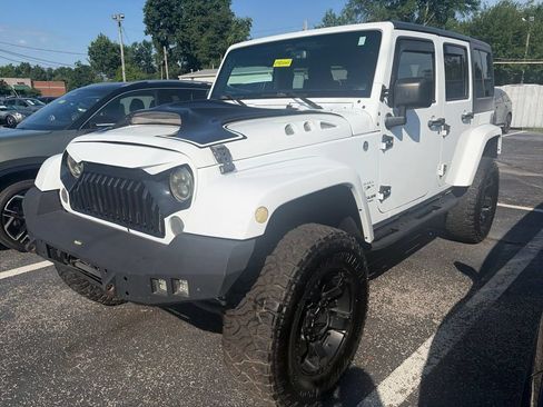 Used 2017 Jeep Wrangler Unlimited Sahara w/ Connectivity Group AWD/4WD image 3