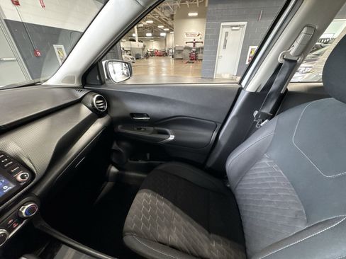 Certified 2024 Nissan Kicks SV FWD image 3