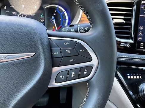 Used 2023 Chrysler Pacifica Limited FWD image 30
