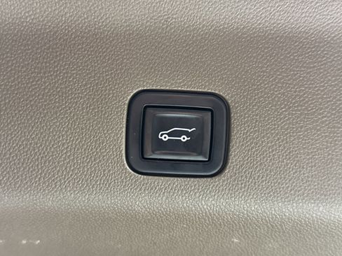 Used 2021 GMC Yukon XL Denali w/ Denali Premium Package image 32