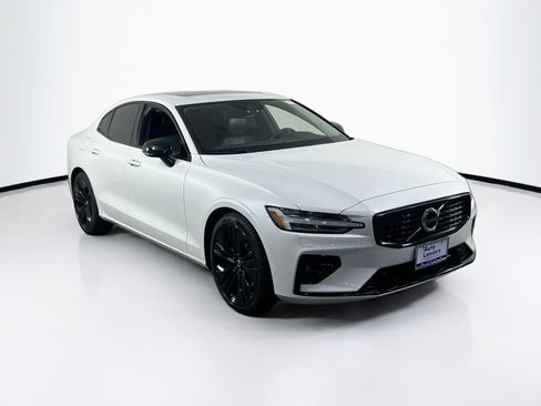 Used 2022 Volvo S60 B5 Momentum w/ Premium Package image 3