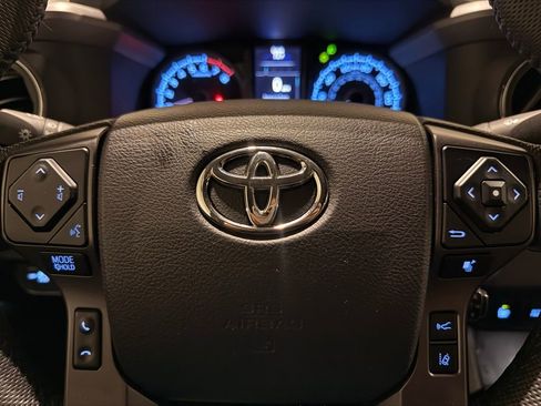 Used 2022 Toyota Tacoma TRD Sport w/ Technology Package image 19