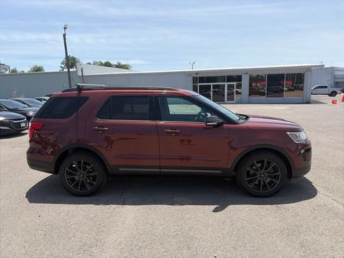 Used 2018 Ford Explorer XLT w/ Equipment Group 202A FWD image 7