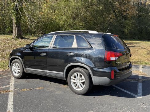 Used 2014 Kia Sorento LX image 2