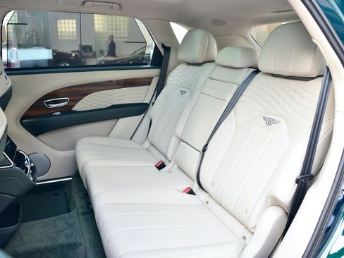 Used 2023 Bentley Bentayga Extended Wheelbase AWD/4WD image 14