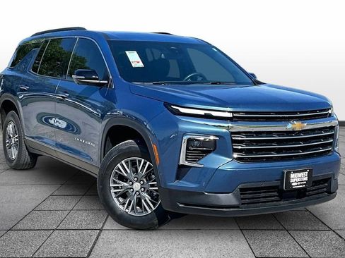 Used 2024 Chevrolet Traverse LT w/ Enhanced Driving Package FWD image 2