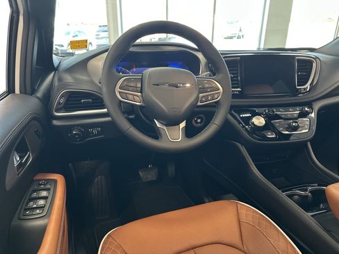 New 2026 Chrysler Pacifica Pinnacle FWD image 17