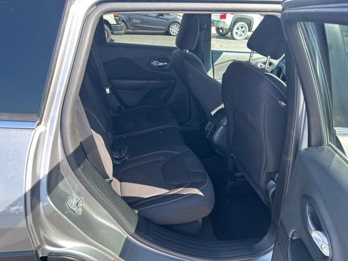 Used 2015 Jeep Cherokee Latitude FWD image 12