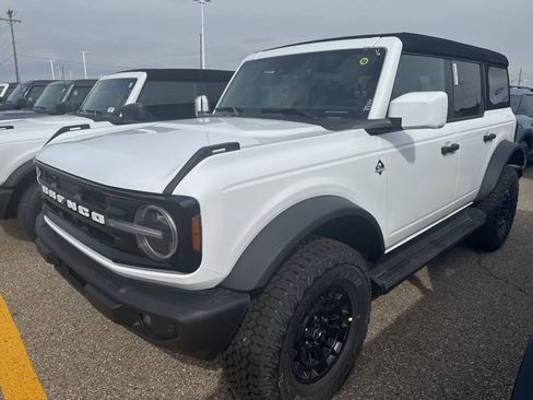 New 2026 Ford Bronco Outer Banks w/ Sasquatch Package image 2