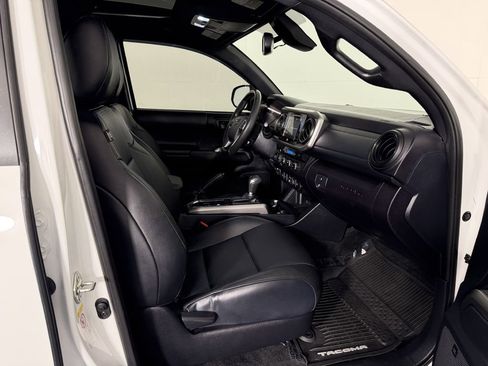 Used 2019 Toyota Tacoma Limited AWD/4WD image 19