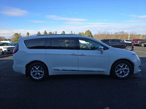 Used 2020 Chrysler Pacifica Limited image 8
