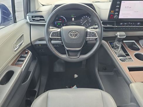 Used 2022 Toyota Sienna XLE FWD image 14