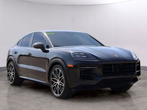 Certified 2025 Porsche Cayenne GTS w/ Technology Package AWD/4WD image 11