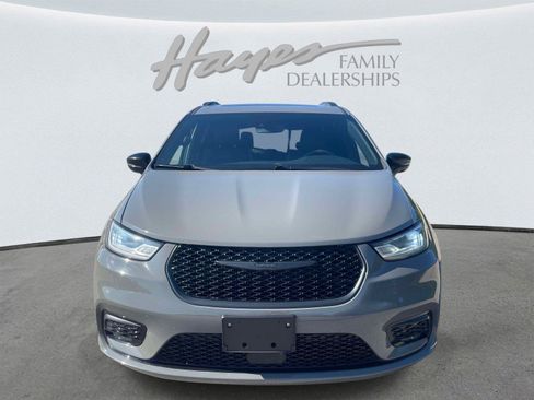Used 2025 Chrysler Pacifica Limited FWD image 8