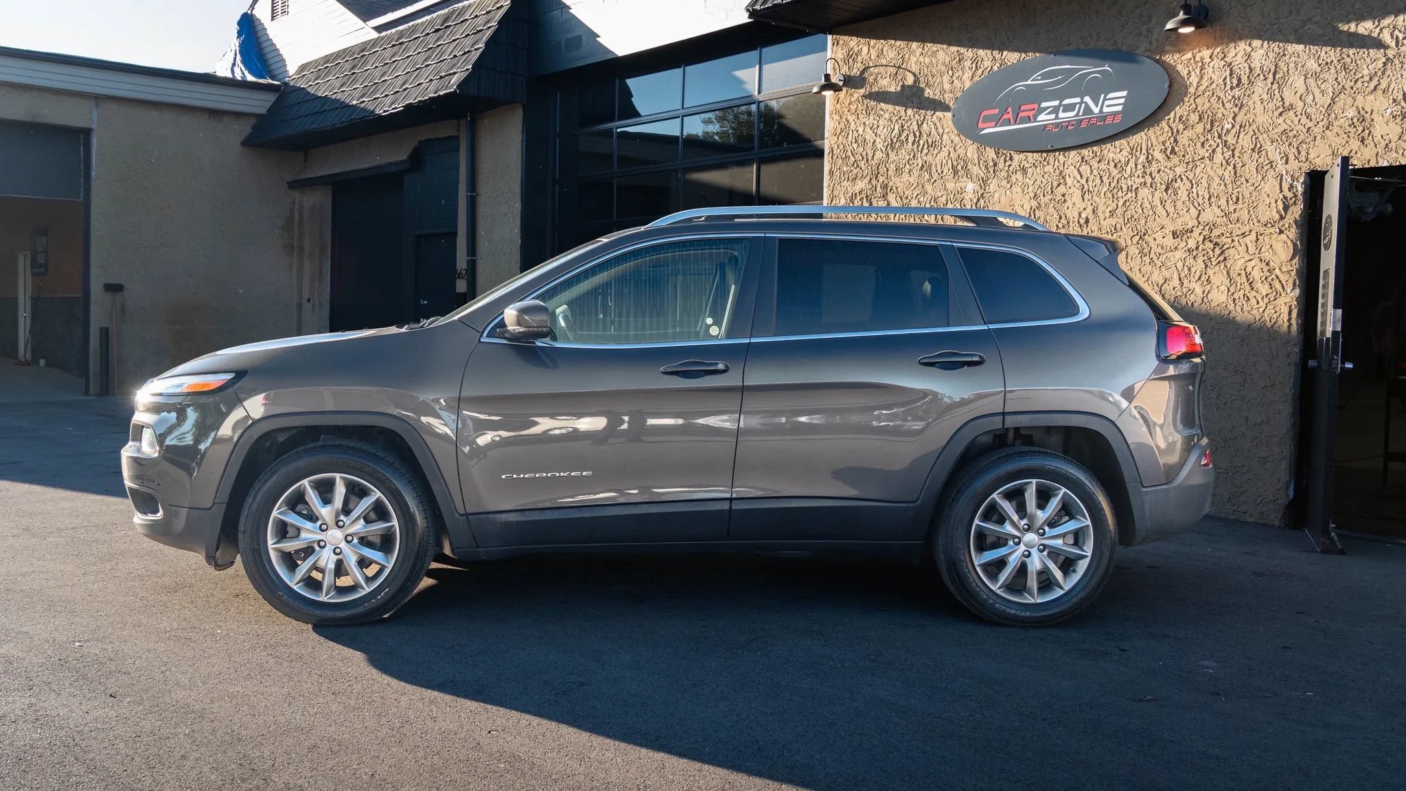 Used 2018 Jeep Cherokee Limited AWD/4WD image 2