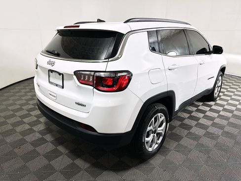 Used 2025 Jeep Compass Latitude AWD/4WD image 3