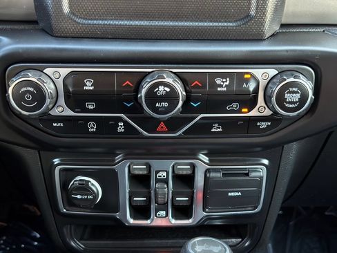 Used 2021 Jeep Wrangler Unlimited Sahara AWD/4WD image 30