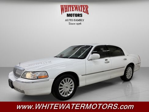 Used 2003 Lincoln Town Car Signature image 1
