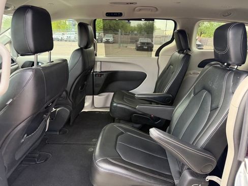 Used 2024 Chrysler Pacifica Touring-L FWD image 11