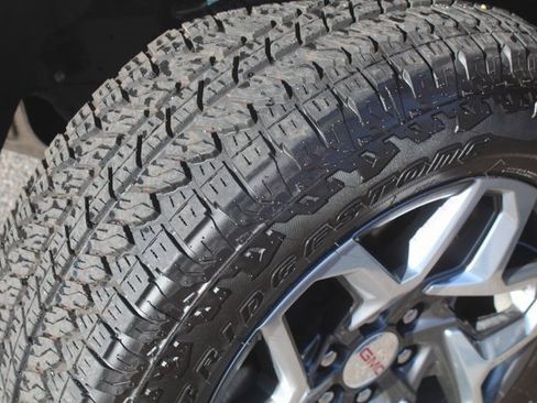 Used 2025 GMC Sierra 1500 SLT image 14