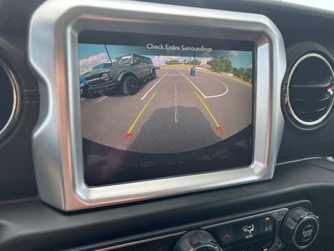 Used 2022 Jeep Wrangler Unlimited Sahara AWD/4WD image 19