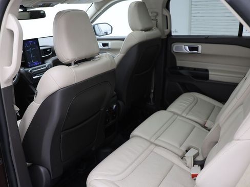 Used 2020 Ford Explorer Platinum w/ Premium Technology Package image 12