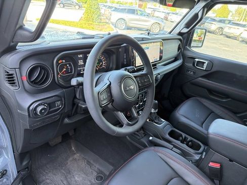 Used 2025 Jeep Wrangler Unlimited Rubicon AWD/4WD image 15