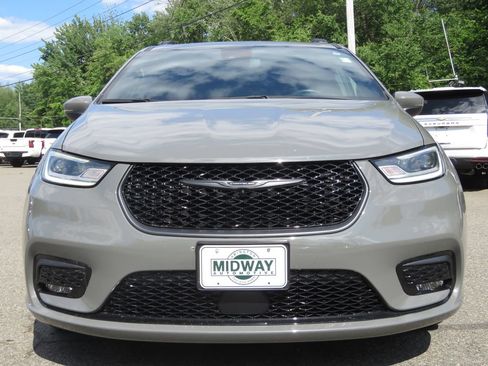 Used 2023 Chrysler Pacifica Touring-L w/ S Appearance Package FWD image 2
