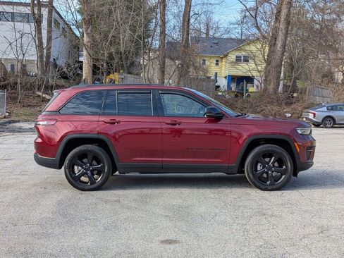 Certified 2023 Jeep Grand Cherokee Altitude AWD/4WD image 2