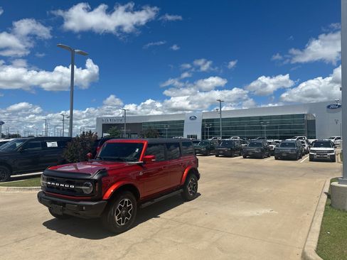 Used 2024 Ford Bronco Outer Banks AWD/4WD image 2