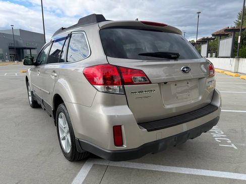 Used 2014 Subaru Outback 2.5i Premium w/ Moonroof Package AWD/4WD image 8