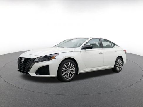 Used 2025 Nissan Altima 2.5 SV FWD image 3