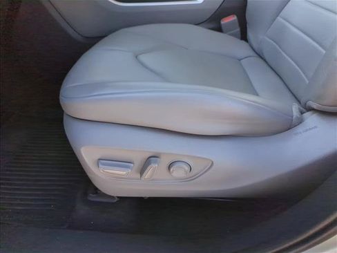 Used 2023 Toyota Highlander XLE FWD image 14